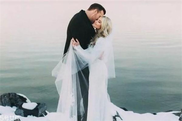 冬天結(jié)婚穿婚紗冷怎么辦 教你幾個小妙招 冬天結(jié)婚穿婚紗冷怎么辦 教你幾個小妙招