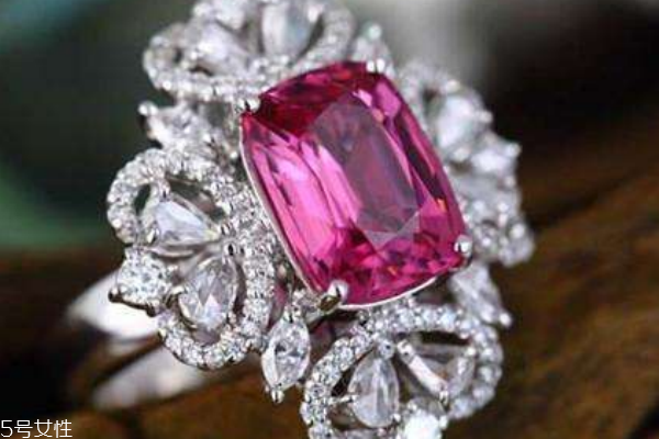 尖晶石有收藏價值嗎 皇室成員都愛它 尖晶石有收藏價值嗎 皇室成員都愛它