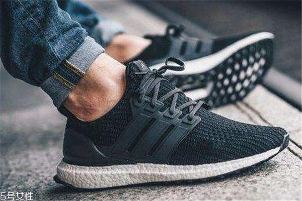 阿迪達(dá)斯boost底怎么清洗 輕松應(yīng)對發(fā)黃問題 阿迪達(dá)斯boost底怎么清洗 輕松應(yīng)對發(fā)黃問題