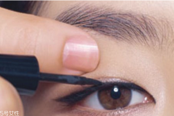 雙眼皮怎么畫眼線 雙眼皮畫眼線步驟 雙眼皮怎么畫眼線 雙眼皮畫眼線步驟