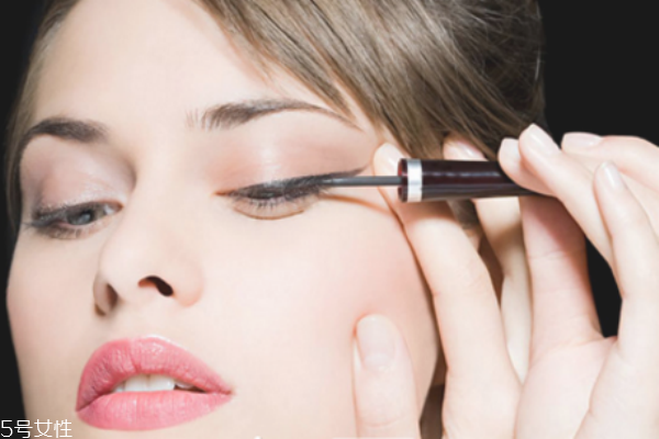 雙眼皮怎么畫眼線 雙眼皮畫眼線步驟 雙眼皮怎么畫眼線 雙眼皮畫眼線步驟