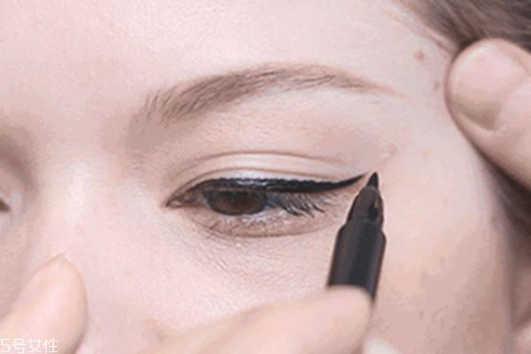 雙眼皮怎么畫眼線 雙眼皮畫眼線步驟 雙眼皮怎么畫眼線 雙眼皮畫眼線步驟