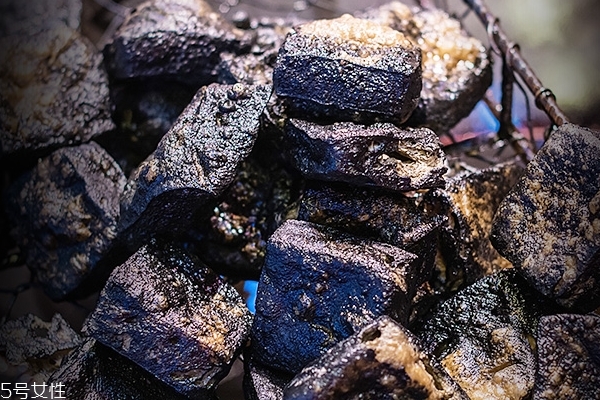 臭豆腐是怎么腌制的 其實(shí)并不難 臭豆腐是怎么腌制的 其實(shí)并不難