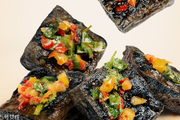 臭豆腐是怎么腌制的 其實(shí)并不難 臭豆腐是怎么腌制的 其實(shí)并不難