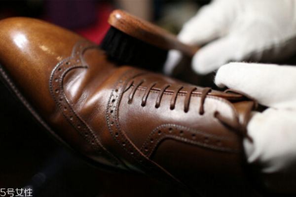 乳液過期可以擦皮鞋嗎 這樣做是極好的 乳液過期可以擦皮鞋嗎 這樣做是極好的