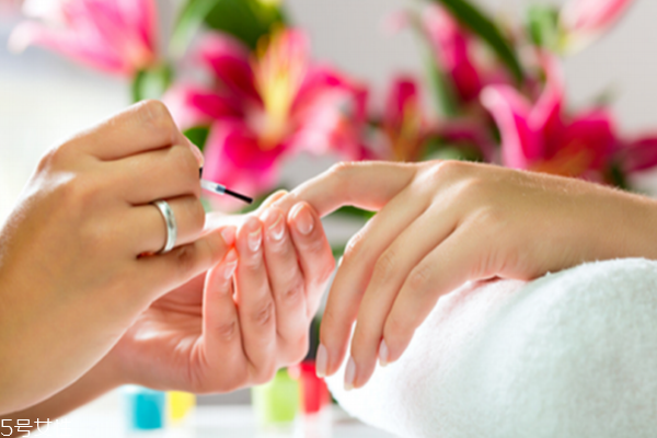 乳液過期可以擦皮鞋嗎 這樣做是極好的 乳液過期可以擦皮鞋嗎 這樣做是極好的