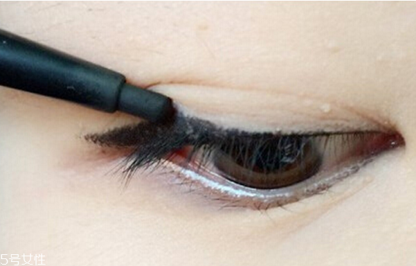 穿旗袍化什么妝 復古眼妝教程