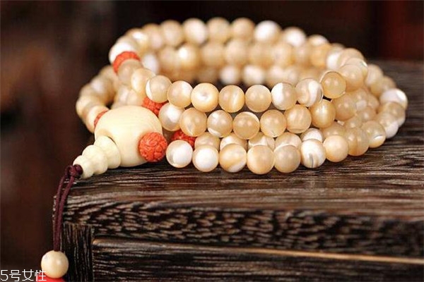 金絲硨磲真假對(duì)比 要學(xué)會(huì)辨別 金絲硨磲真假對(duì)比 要學(xué)會(huì)辨別