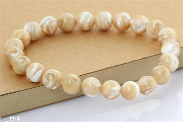 金絲硨磲真假對(duì)比 要學(xué)會(huì)辨別 金絲硨磲真假對(duì)比 要學(xué)會(huì)辨別