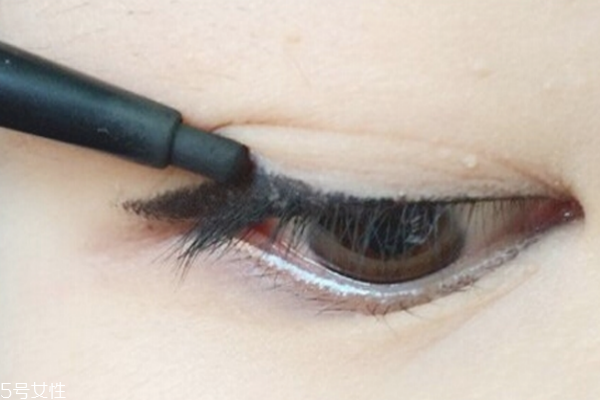 內(nèi)雙怎么畫(huà)眼線(xiàn)不暈染 內(nèi)雙眼線(xiàn)這樣畫(huà)