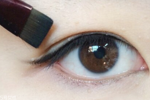 內(nèi)雙怎么畫(huà)眼線(xiàn)不暈染 內(nèi)雙眼線(xiàn)這樣畫(huà)