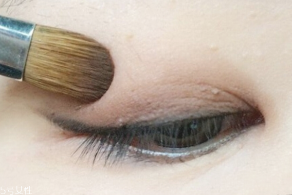 內(nèi)雙怎么畫(huà)眼線(xiàn)不暈染 內(nèi)雙眼線(xiàn)這樣畫(huà)