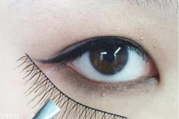 內(nèi)雙怎么畫(huà)眼線(xiàn)不暈染 內(nèi)雙眼線(xiàn)這樣畫(huà)