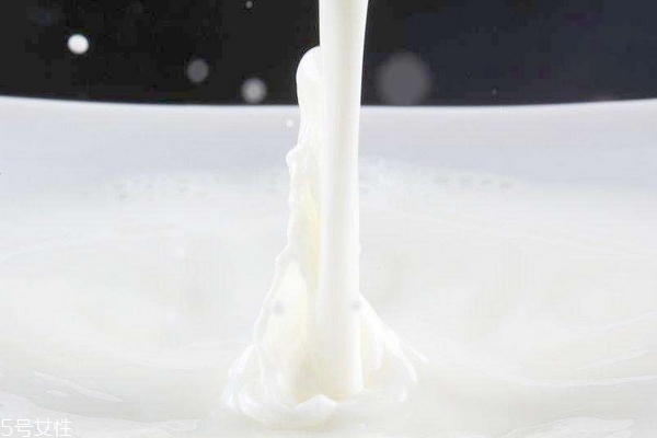 牛奶為什么有助于睡眠 因?yàn)檫@兩個成分