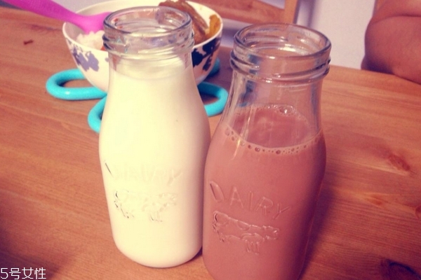 牛奶為什么有助于睡眠 因?yàn)檫@兩個成分