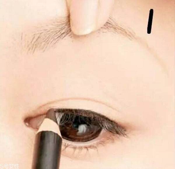 內(nèi)雙怎么畫(huà)眼線(xiàn)不暈染 內(nèi)雙眼線(xiàn)這樣畫(huà)