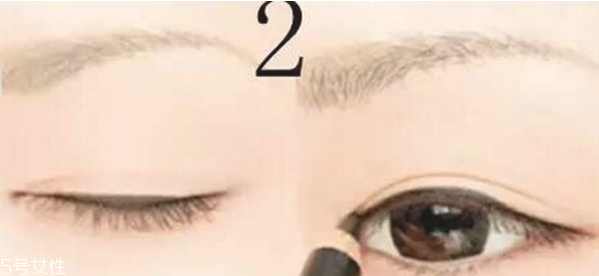 內(nèi)雙怎么畫(huà)眼線(xiàn)不暈染 內(nèi)雙眼線(xiàn)這樣畫(huà)