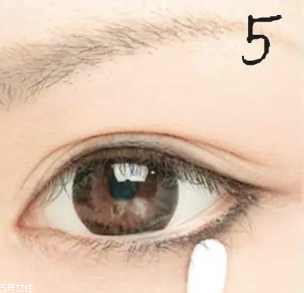 內(nèi)雙怎么畫(huà)眼線(xiàn)不暈染 內(nèi)雙眼線(xiàn)這樣畫(huà)