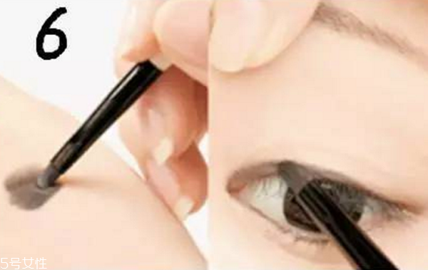內(nèi)雙怎么畫(huà)眼線(xiàn)不暈染 內(nèi)雙眼線(xiàn)這樣畫(huà)