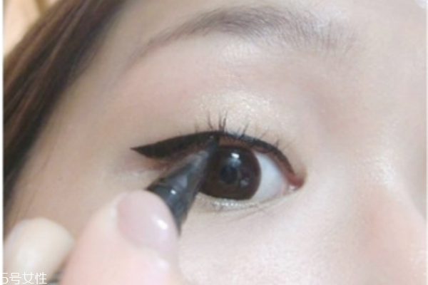 怎么快速學(xué)會(huì)化妝 最簡(jiǎn)單眼妝畫法教程 怎么快速學(xué)會(huì)化妝 最簡(jiǎn)單眼妝畫法教程