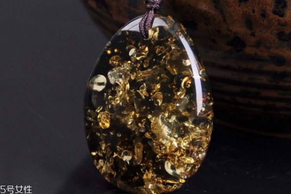 綠珀的功效與作用 對身體好處很多 綠珀的功效與作用 對身體好處很多