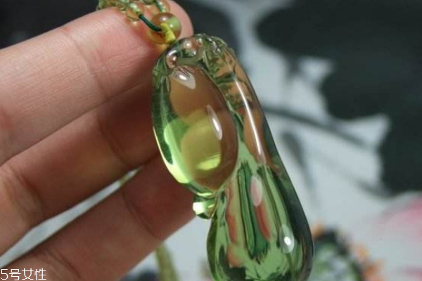 綠珀的功效與作用 對身體好處很多 綠珀的功效與作用 對身體好處很多