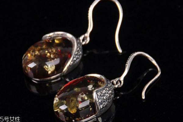 綠珀怎么鑒別真假 這些方法都可以 綠珀怎么鑒別真假 這些方法都可以