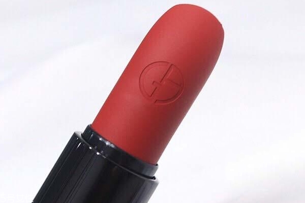 阿瑪尼啞光唇膏試色 奶茶色請鎖定這三支 阿瑪尼啞光唇膏試色 奶茶色請鎖定這三支