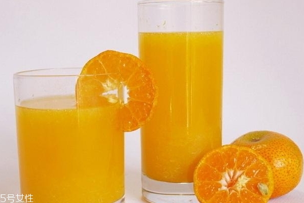 榨橙汁要加水嗎 適量加最好 榨橙汁要加水嗎 適量加最好