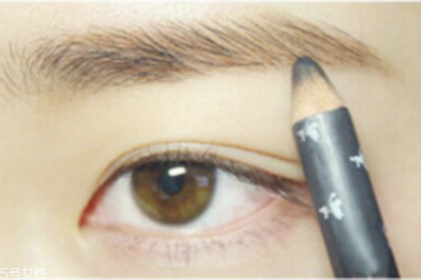 韓式眼線的畫(huà)法步驟圖 韓式半包眼線畫(huà)法