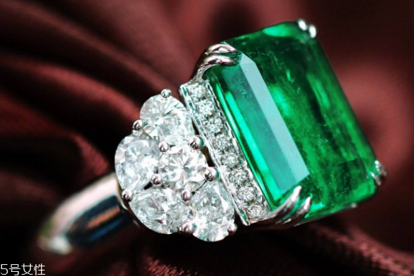 祖母綠一克拉多少錢 價(jià)位相差很大 祖母綠一克拉多少錢 價(jià)位相差很大