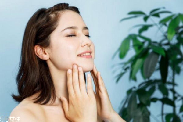 18歲可以用安瓶嗎 如何根據(jù)肌膚年齡選安瓶 18歲可以用安瓶嗎 如何根據(jù)肌膚年齡選安瓶