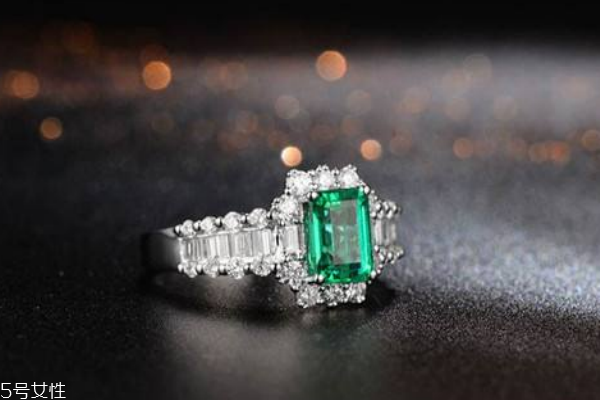 祖母綠和鉆石哪個(gè)貴 兩者都價(jià)值不菲 祖母綠和鉆石哪個(gè)貴 兩者都價(jià)值不菲