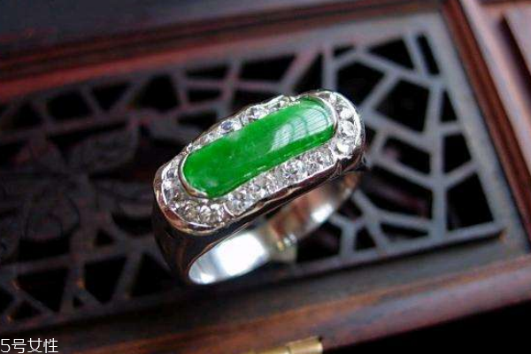 祖母綠和鉆石哪個(gè)貴 兩者都價(jià)值不菲 祖母綠和鉆石哪個(gè)貴 兩者都價(jià)值不菲