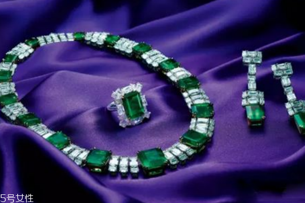 祖母綠和翡翠哪個值錢 看具體成色 祖母綠和翡翠哪個值錢 看具體成色