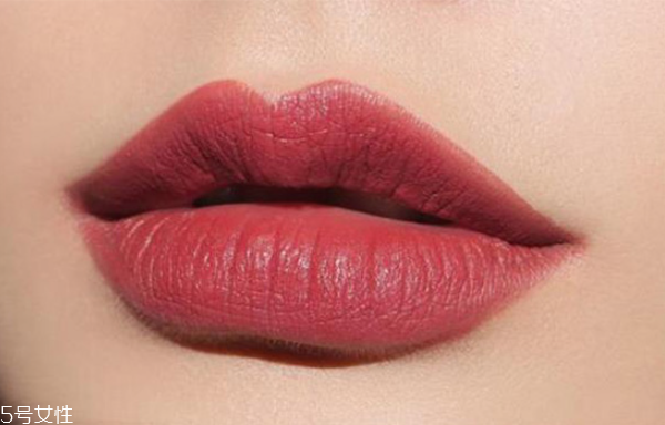 啞光口紅是不是很干 口紅啞光和滋潤的區(qū)別 啞光口紅是不是很干 口紅啞光和滋潤的區(qū)別