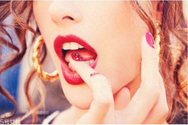 如何根據(jù)膚色選口紅 怎樣選適合膚色的口紅 如何根據(jù)膚色選口紅 怎樣選適合膚色的口紅
