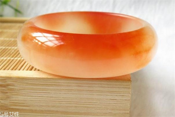 金絲玉手鐲真假鑒別 這些辦法很好用 金絲玉手鐲真假鑒別 這些辦法很好用