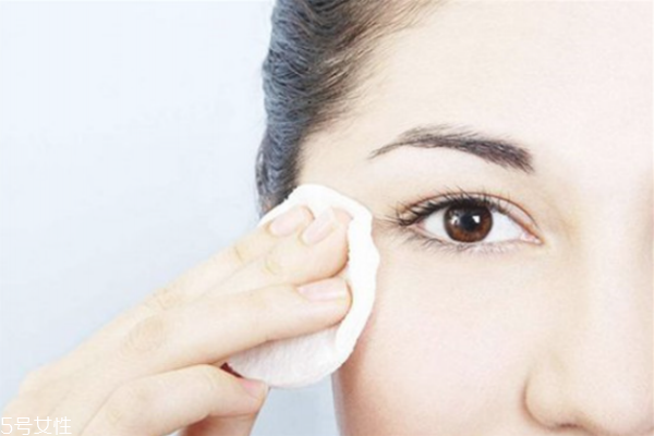 卸妝油能去黑頭嗎 卸妝油的作用 卸妝油能去黑頭嗎 卸妝油的作用