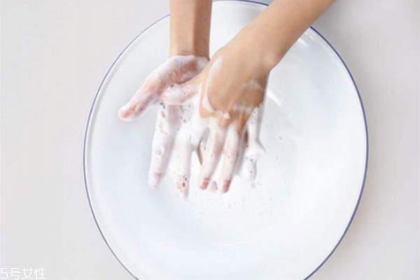 卸妝油能去黑頭嗎 卸妝油的作用 卸妝油能去黑頭嗎 卸妝油的作用