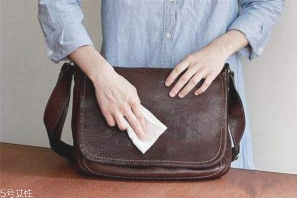 卸妝油能去黑頭嗎 卸妝油的作用 卸妝油能去黑頭嗎 卸妝油的作用