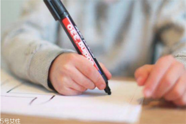 卸妝油能去黑頭嗎 卸妝油的作用 卸妝油能去黑頭嗎 卸妝油的作用