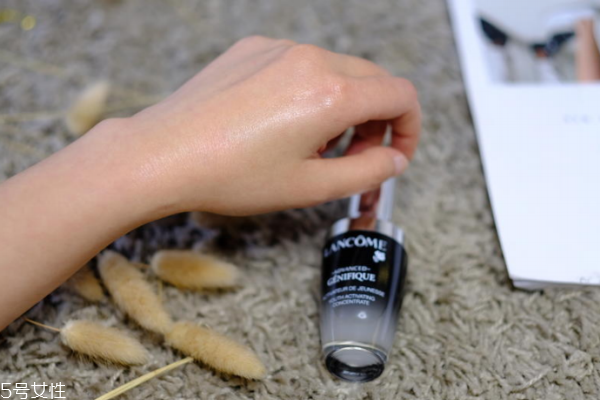 蘭蔻小黑瓶每次用多少 用2到3滴就可以涂抹全臉 蘭蔻小黑瓶每次用多少 用2到3滴就可以涂抹全臉