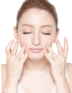 卸妝油能去黑頭嗎 卸妝油的作用 卸妝油能去黑頭嗎 卸妝油的作用