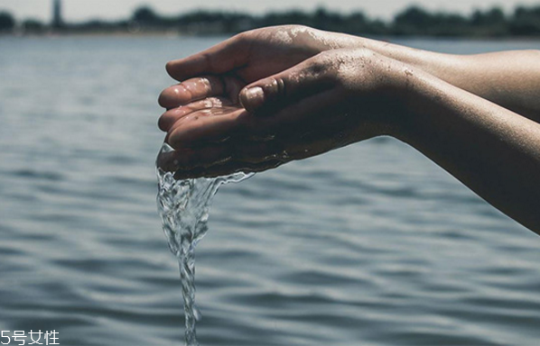 卸妝油能去黑頭嗎 卸妝油的作用 卸妝油能去黑頭嗎 卸妝油的作用