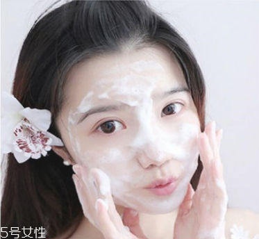 卸妝油能去黑頭嗎 卸妝油的作用 卸妝油能去黑頭嗎 卸妝油的作用