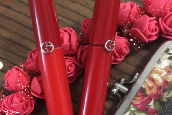 阿瑪尼紅管401和402哪個好看 阿瑪尼紅管401402試色 阿瑪尼紅管401和402哪個好看 阿瑪尼紅管401402試色