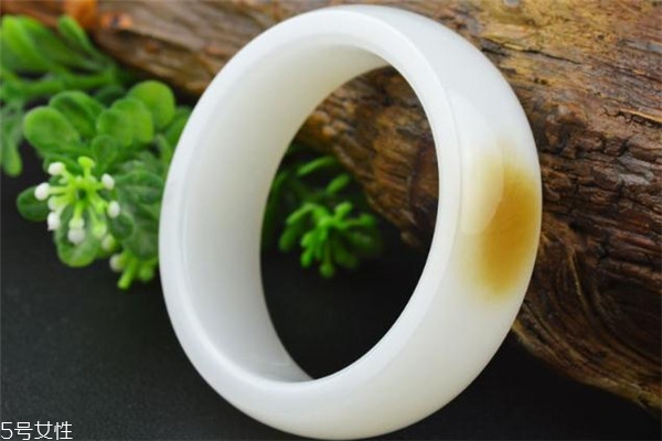 和田玉手鐲多少錢一個 看玉石檔次 和田玉手鐲多少錢一個 看玉石檔次