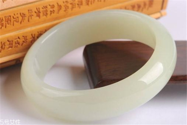 和田玉手鐲多少錢一個 看玉石檔次 和田玉手鐲多少錢一個 看玉石檔次