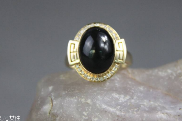 貓眼石戒指多少錢 多在千元以上 貓眼石戒指多少錢 多在千元以上